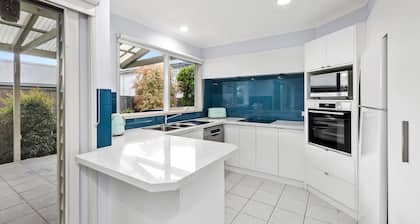 Bristol Beach House - A stylish, family friendly retreat in Torquay
