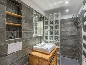 Douche, sĂšche-cheveux, serviettes fournies, savon