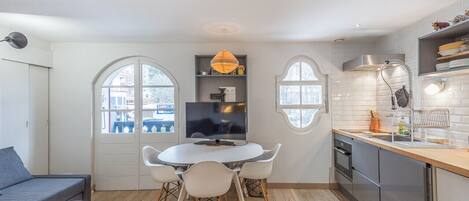 Kühlschrank, Mikrowelle, Ofen, Geschirrspüler