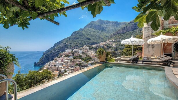 A pool with a view of a coastal town and mountains. - Villa San Giacomo - Unique Villa in Positano (Positano)