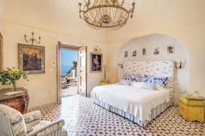 12 bedrooms, WiFi, bed sheets