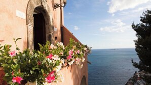 A coastal building with a sign reading "Villa" and a view of the sea. - Villa San Giacomo - Unique Villa in Positano (Positano)