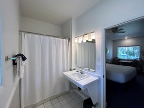 Standaard kamer, 1 kingsize bed, niet-roken | Badkamer | Een bad/douchecombinatie, een haardroger, handdoeken