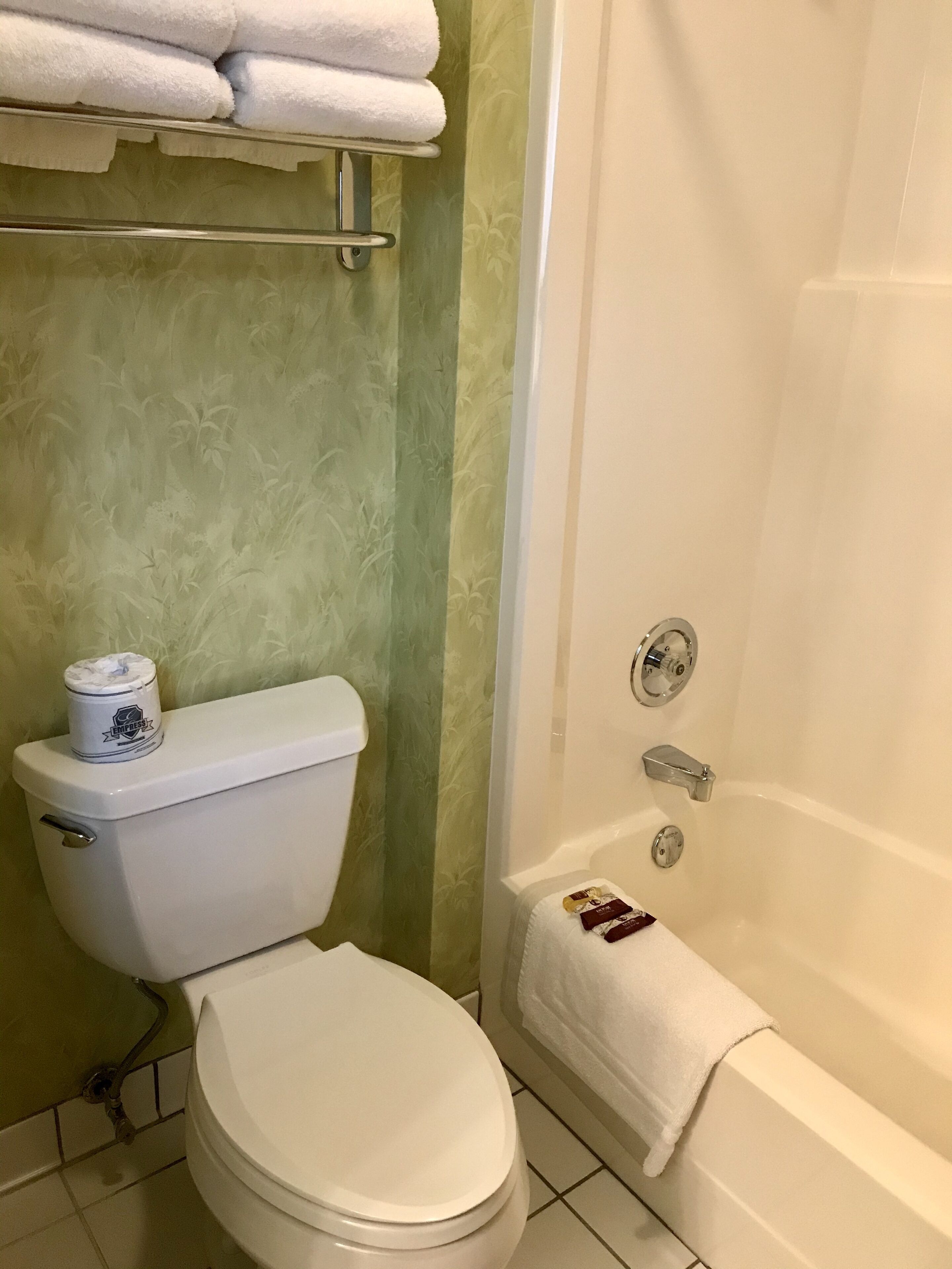 Un baño con inodoro, bañera y ducha.