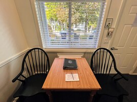 标准房, 1 张特大床, 无烟房 | 特色装修、熨斗/熨板、免费 WiFi、床单