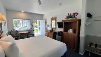 Standard Room, 1 King Bed, Non Smoking | Individually decorated, iron/ironing board, free WiFi, bed sheets