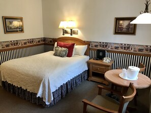 Standaard kamer, 1 queensize bed, niet-roken | Individueel gedecoreerd, een strijkplank/strijkijzer, gratis wifi