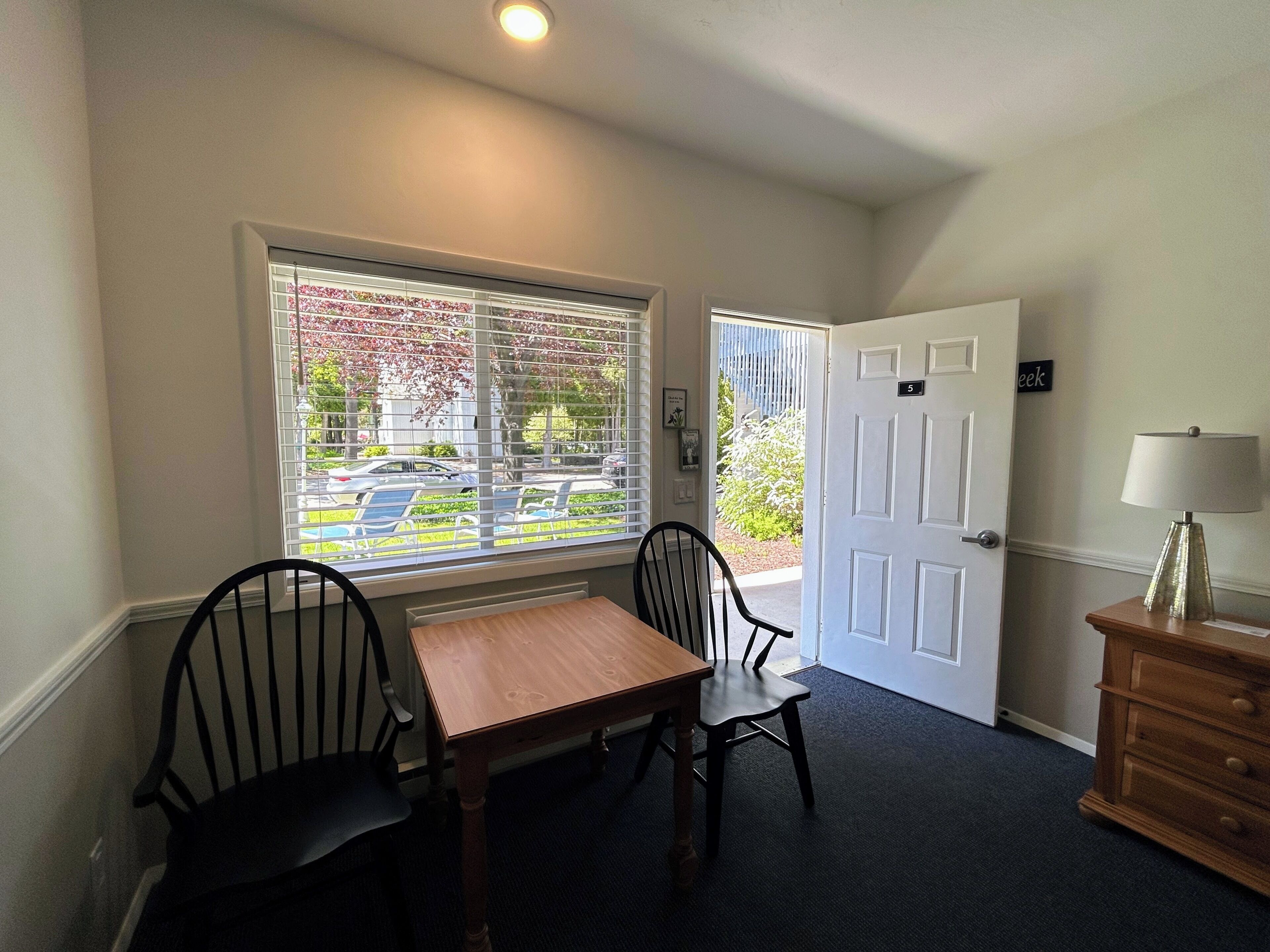 Standard Room, 1 King Bed, Non Smoking | Individually decorated, iron/ironing board, free WiFi, bed sheets
