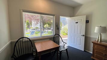 Standard Room, 1 King Bed, Non Smoking | Individually decorated, iron/ironing board, free WiFi, bed sheets