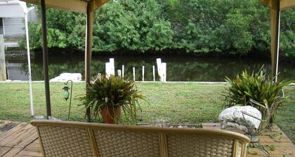 Classic fishing cabin with free kayaks/boats!Close to beach! Dock your boat n/c!