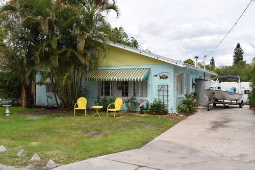 Classic fishing cabin with free kayaks/boats!Close to beach! Dock your boat n/c!