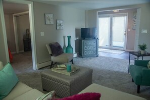 Smart TV, DVD player, books - Hilda’s Riverside Retreat (Enfield)