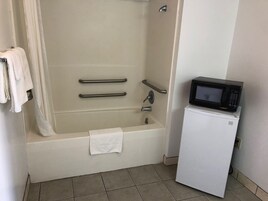 Bañera con ducha, toallas