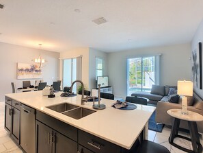 House, 4 Bedrooms | Private kitchen