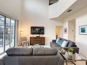 House, 6 Bedrooms | Living room