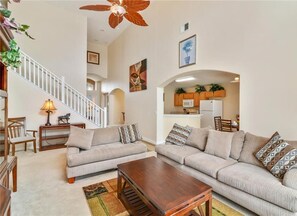 House, 5 Bedrooms | Living room