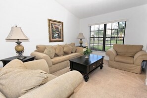 House, 5 Bedrooms | Living room