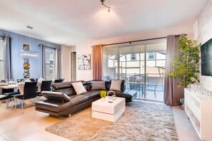 House, 5 Bedrooms | Living room