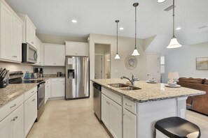 House, 5 Bedrooms | Private kitchen