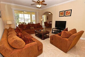 House, 5 Bedrooms | Living room