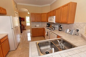 House, 5 Bedrooms | Private kitchen