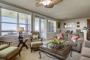 Apartamento, 3 habitaciones | Sala de estar | Televisión de 36 pulgadas con canales por cable, un reproductor de DVD