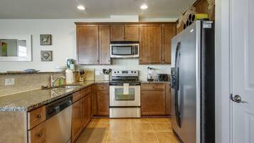 Condo, 3 Bedrooms | Private kitchen