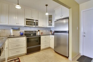 Condo, 2 Bedrooms | Private kitchen