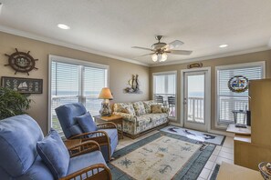 Panoraamahuoneisto, 2 makuuhuonetta | Olohuone | 36–tuumainen televisio, jossa kaapelikanavat