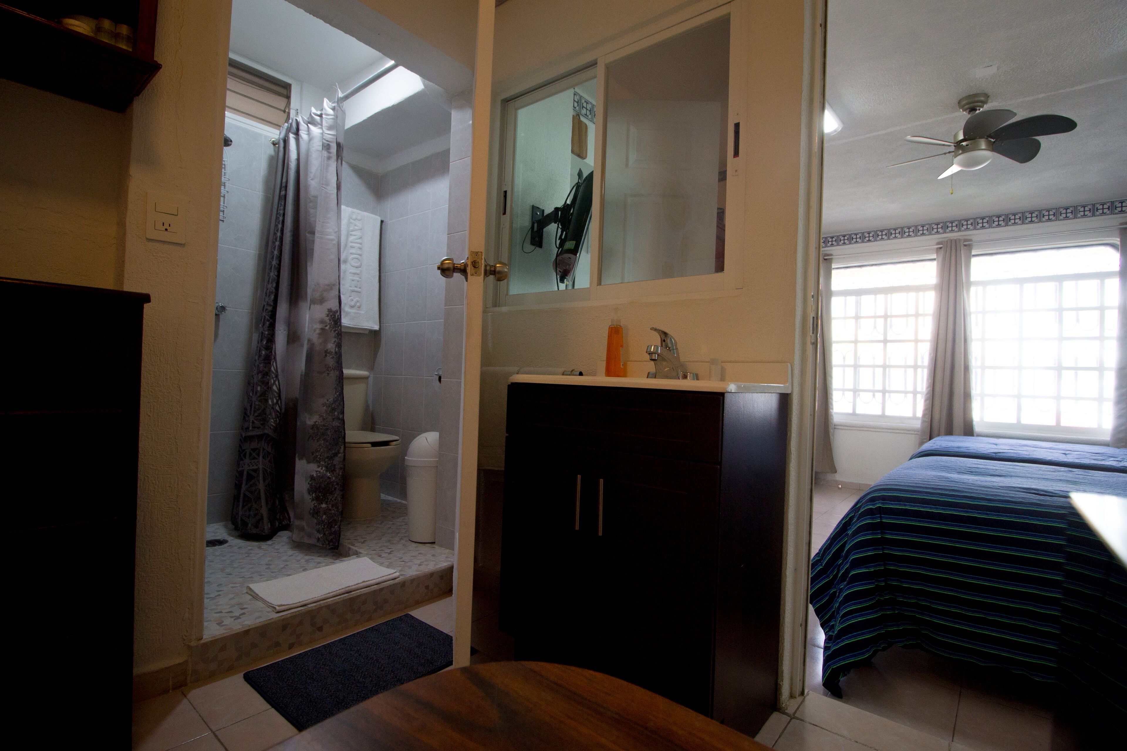 1 soverom, strykejern/-brett, wi-fi (inkludert) og sengetøy