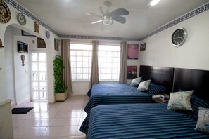 1 slaapkamer, een strijkplank/strijkijzer, gratis wifi, beddengoed