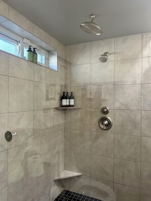 Tina con regadera, amenidades de baño ecológicas, secadora de cabello 
