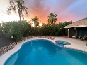 Outdoor pool, a heated pool - 9 AM check in 9 PM check out, south facing sunny yard, Kierland area, 6 bikes (Scottsdale)