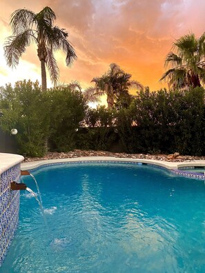 Een buitenzwembad, een verwarmd zwembad