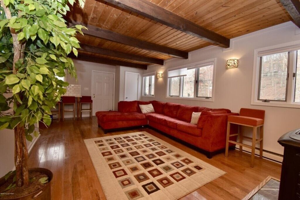 Cozy cottage! Convenient Saw Creek Estates, Sleeps 10!