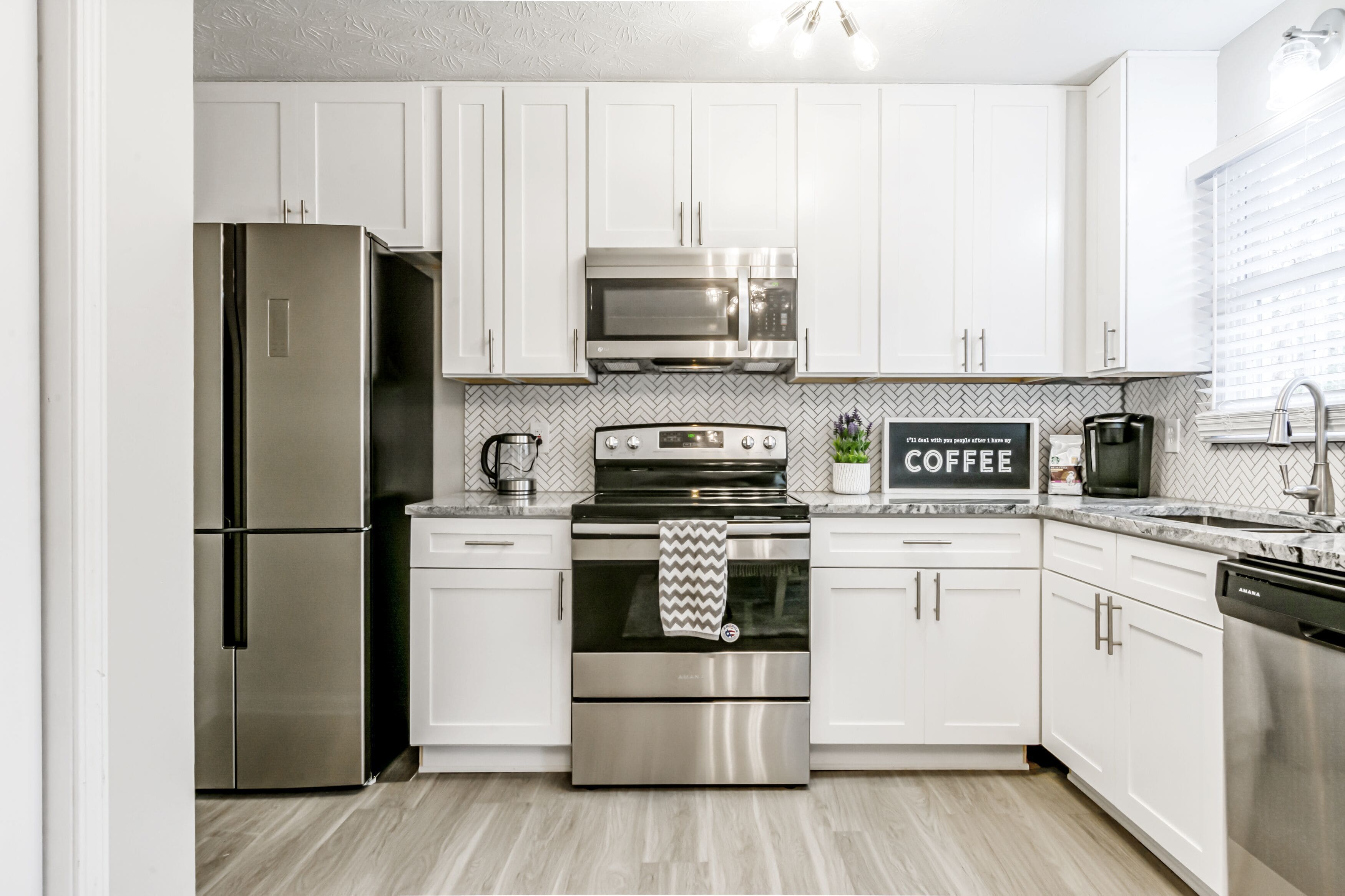 Réfrigérateur, micro-ondes, four, plaque de cuisson