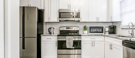 Frigorífico, microondas, horno y placa de cocina