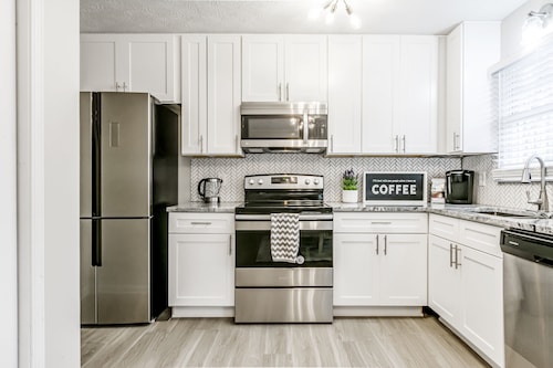 UUSI LUETTELO Upea täysin remontoitu koko talo!