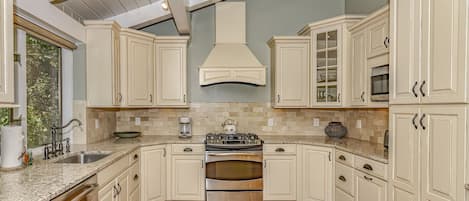 Een koelkast, een oven, een kookplaat, een vaatwasser