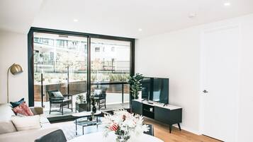 公寓, 1 間臥室 (with Parking) | 起居區 | 49-吋智慧型電視、數位頻道、電視