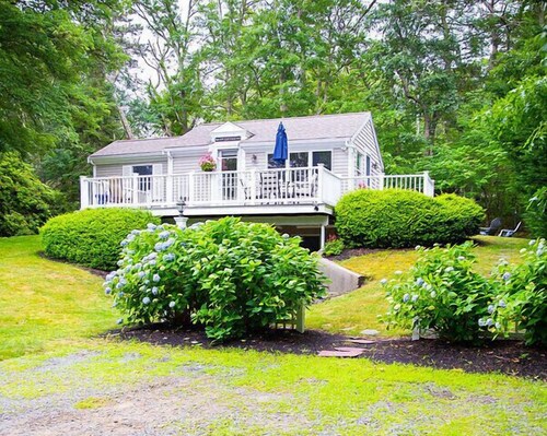 Pristine Cottage: EV charger, AC, outdoor shower+ firepit, walk to Bakers Pond