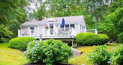 Pristine Cottage: EV charger, AC, outdoor shower+ firepit, walk to Bakers Pond