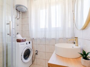 Douche, sèche-cheveux, serviettes fournies