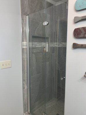 Badewanne, Haartrockner, Handtücher, Toilettenpapier