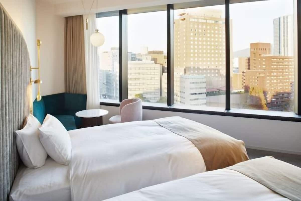 Edredones de plumas, cortinas opacas, wifi gratis y ropa de cama