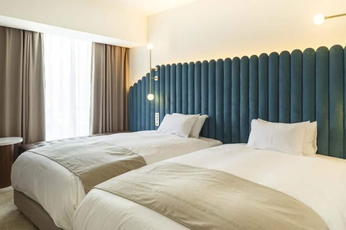 Edredones de plumas, cortinas opacas, wifi gratis y ropa de cama