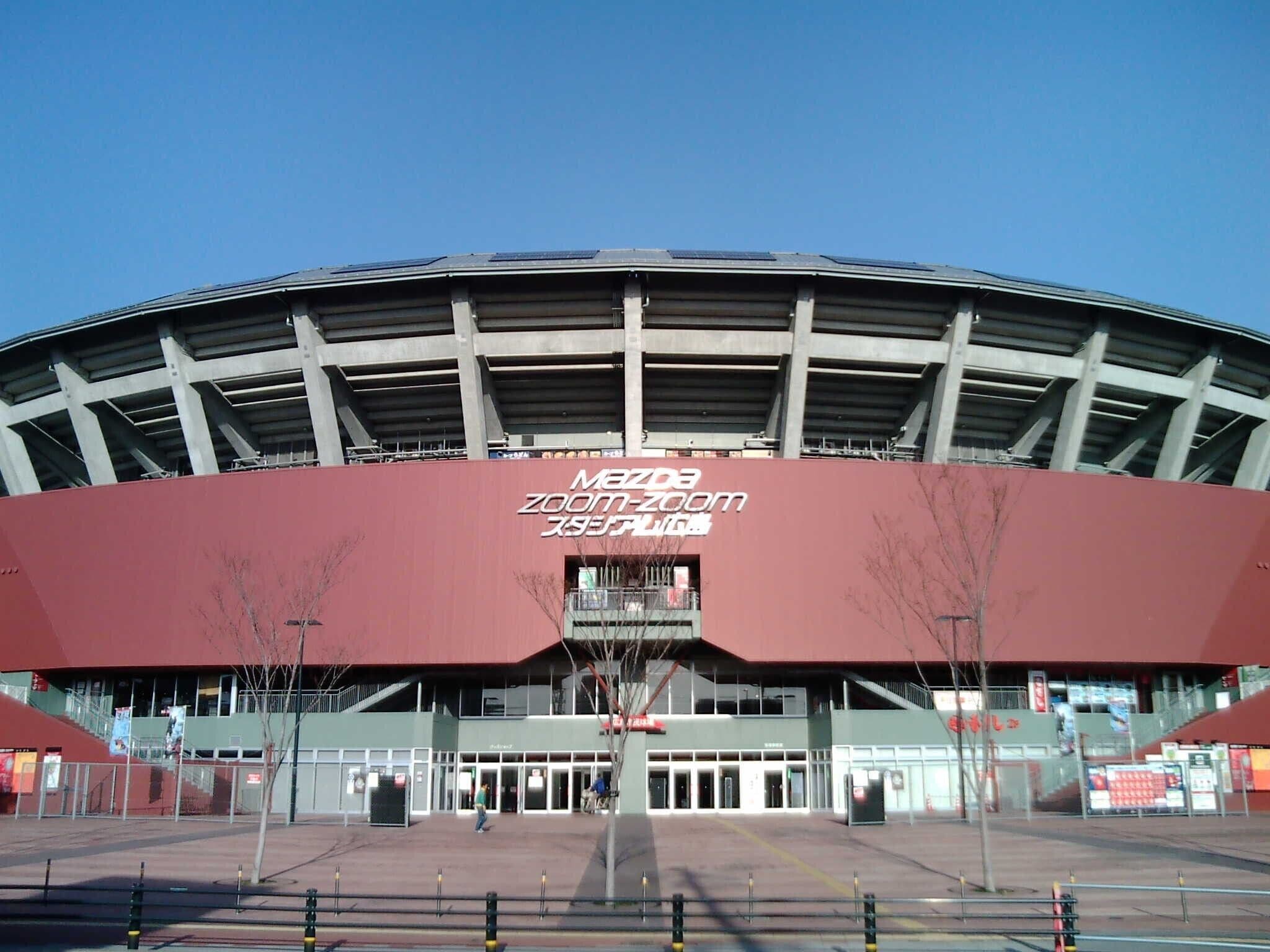 Un estadio grande con un letrero destacado que dice "Mazda Zoom-Zoom".