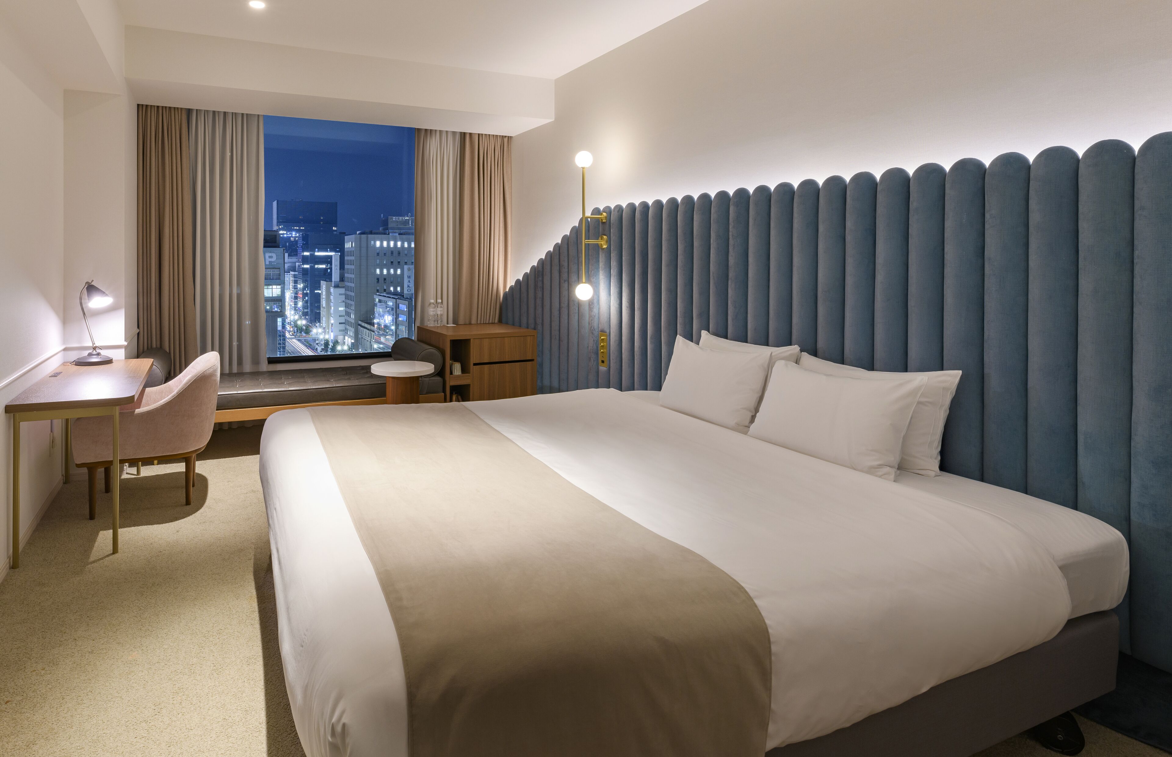 Habitación superior, 1 cama King size, para no fumadores, vista a la ciudad | Edredón, cortinas blackout, wifi gratis y ropa de cama 