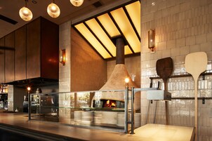 朝食、ランチ、ディナーに営業 (イタリア料理)