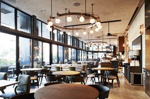 供應早餐、午餐、晚餐；意大利菜